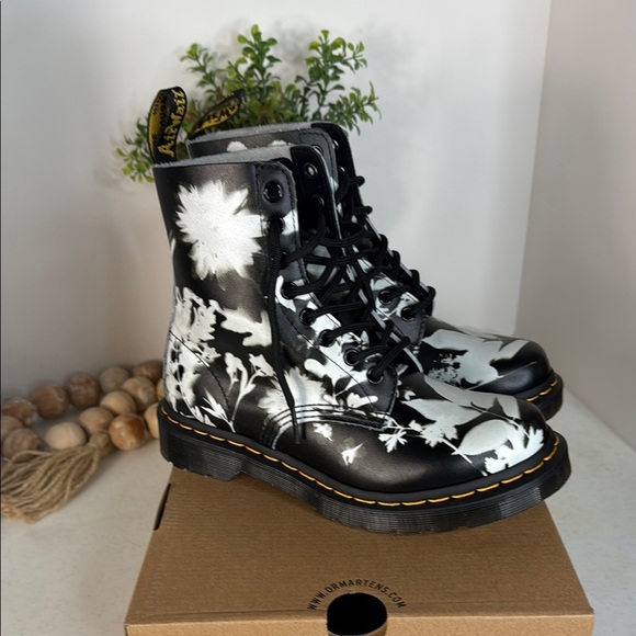 Dr. Martens 1460 Pascal Printed Leather Women's Ankle Boots Sz 6 - Picture 10 of 11